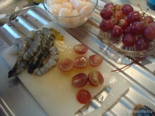  Brochettes Gambas aux litchis et raisins