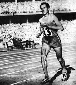 Alain Mimoun à l'arrivée du marathon de Melbourne JO 1956