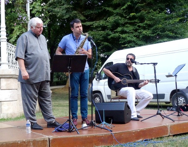 Thierry Caens, Daniel Fernandez et Nicolas Fourgeux ont donné un superbe concert au jardin de la Mairie....