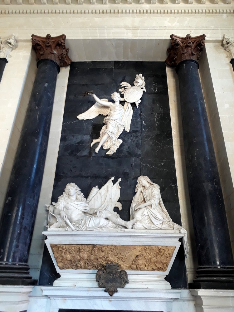 Tombeau dans la chapelle