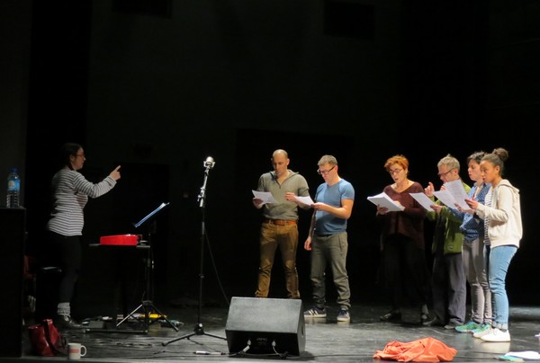 La compagnie "La Lunette-Théâtre", en résidence de création au Théâtre Gaston Bernard, a répété son futur spectacle  "Cortège(s)"