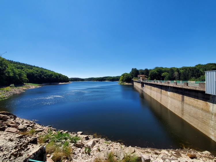 Le lac et le barrage de Chaumeçon