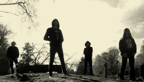 HOODED MENACE_Band