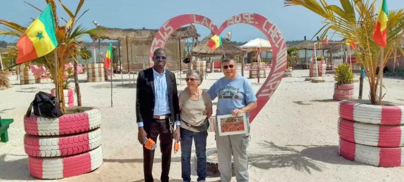 Débarquement, photos souvenir, puis direction "le village" pour faire les boutiques "attrape-touristes" et prendre une collation - Lac Rose (Lac Retba) - Sénégal