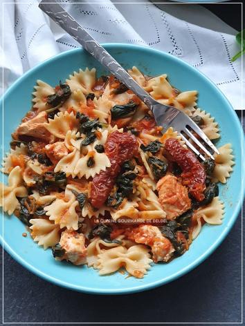 FARFALLES,POULET,ÉPINARD ET TOMATES SÉCHÉES AU COOKEO