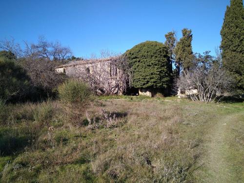 Maison abandonnée au pied de la colline, Les Alpilles