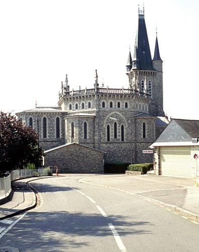 prieure-Saint-Pierre-chatebourg.jpg