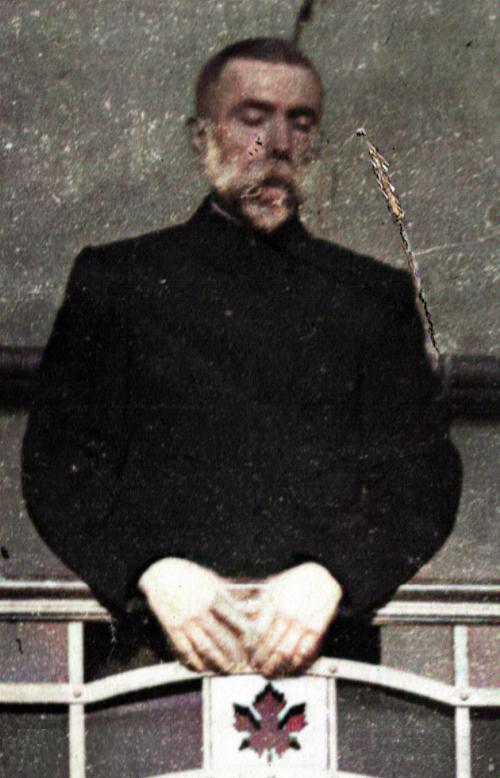 Le Père à la tribune (photo colorisée par MyHeritage)