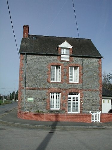 MAISON-1-RUE-BRETRAND-DU-GUESCLIN-LE-ROCHER-TIZON.jpg