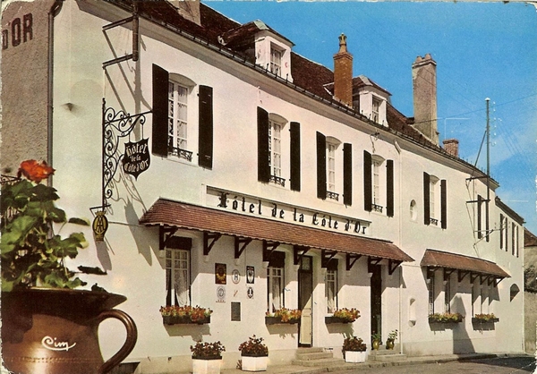 Quelques cartes postales représentant les commerces d'autrefois à Châtillon sur Seine.....
