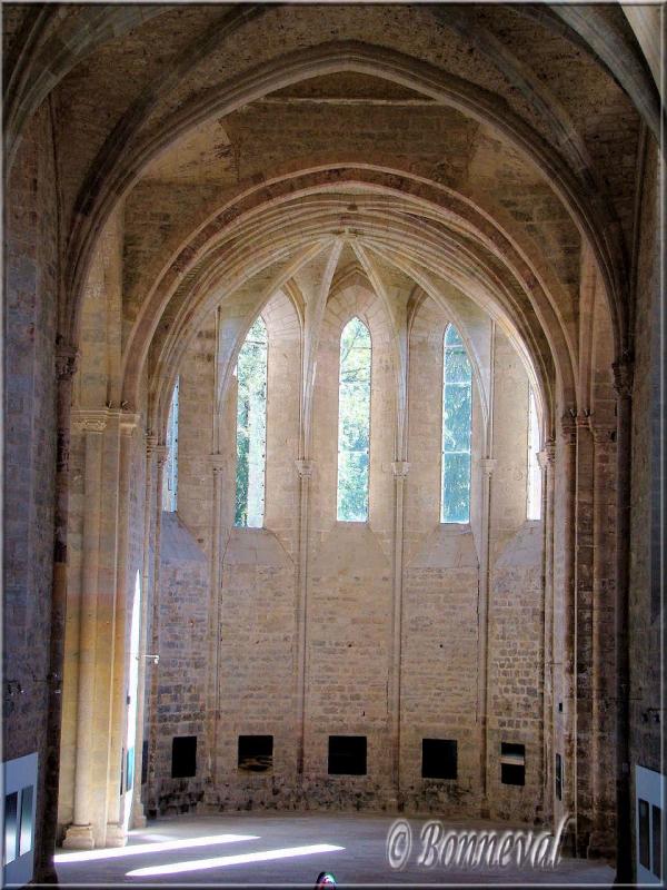 Abbaye de Beaulieu-en-Rouergue abbatiale le chœur et les baies en lancettes