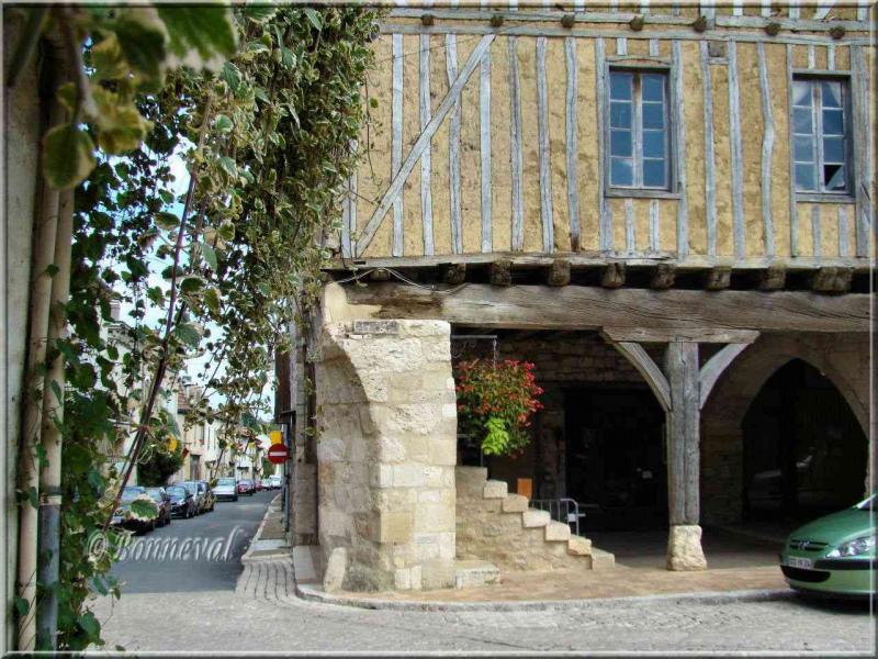 Villeréal Lot-et-Garonne maison à pans de bois et couverts