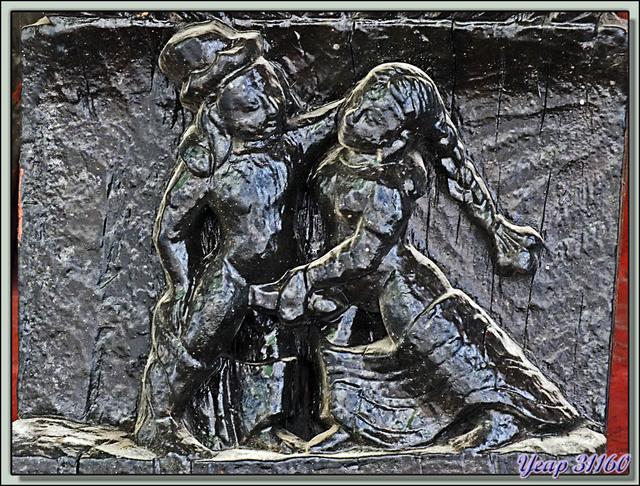 Blog de images-du-pays-des-ours : Images du Pays des Ours (et d'ailleurs ...), Sculptures interdites aux enfants (toutefois un peu trop surchargées de peinture) - Pokhara - Népal