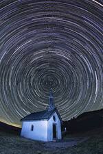 Filé d'étoiles et voie lactée sur la Chapelle des Vés (été 2020)