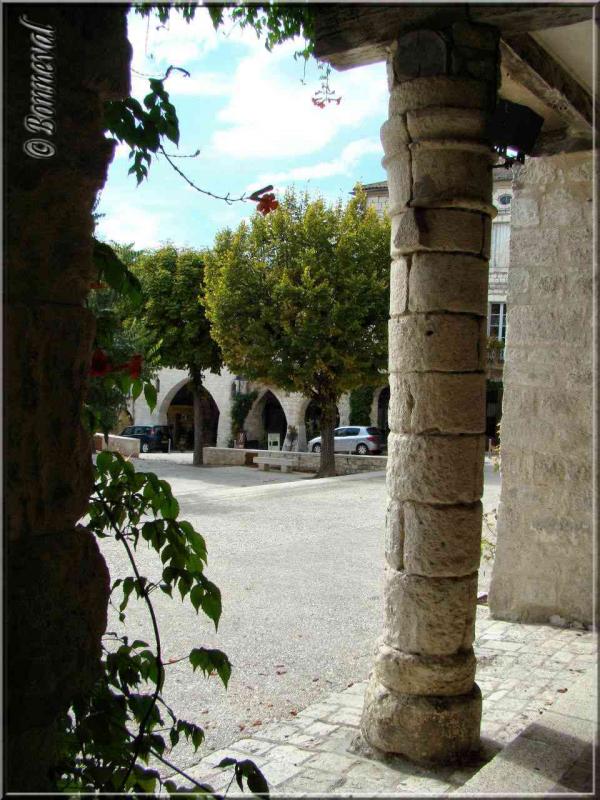 Monflanquin Lot-et-Garonne la place vue des couverts