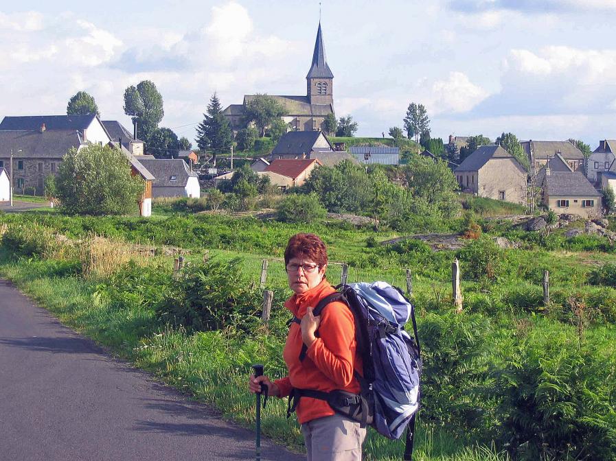 Comme les cailloux du Petit Poucet GR.30 Tour des lacs d'Auvergne : Etape 6 Egliseneuve-d'Entraigues - St-Genès-Champespe - 21 Kms.