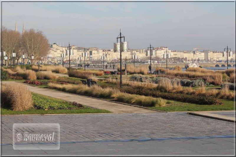 Bordeaux Les quais le Jardin  des Lumières