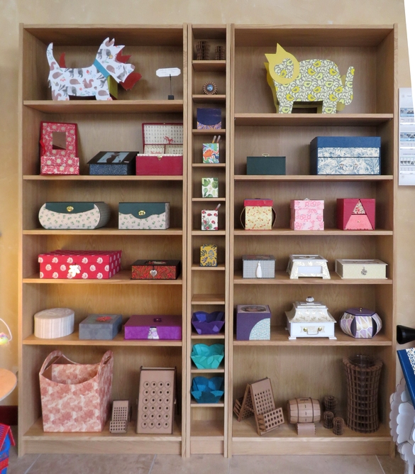 Joëlle Henot, cartonnière, artisan d'Art, réalise de superbes objets décoratifs et utiles...en carton.