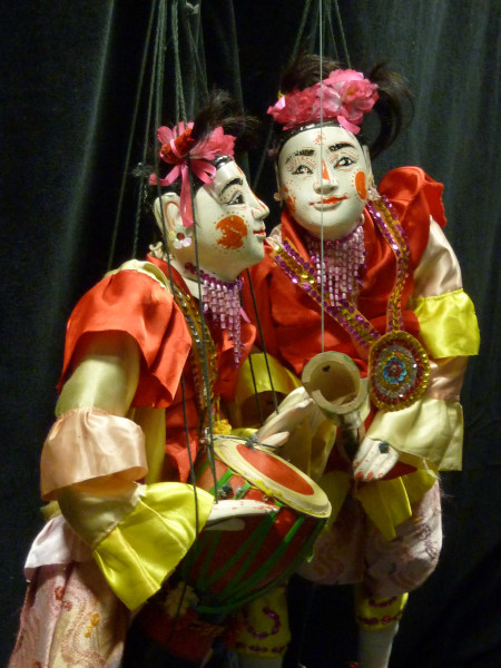 Myanmar-deux-marionnettes-musiciennes.jpg