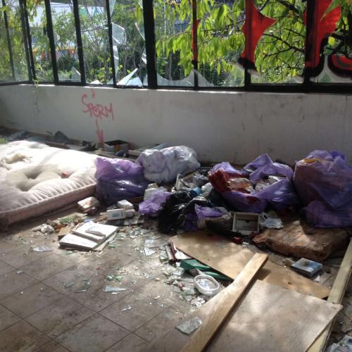 Enorme maison vandalisée, squatée encore intriguante