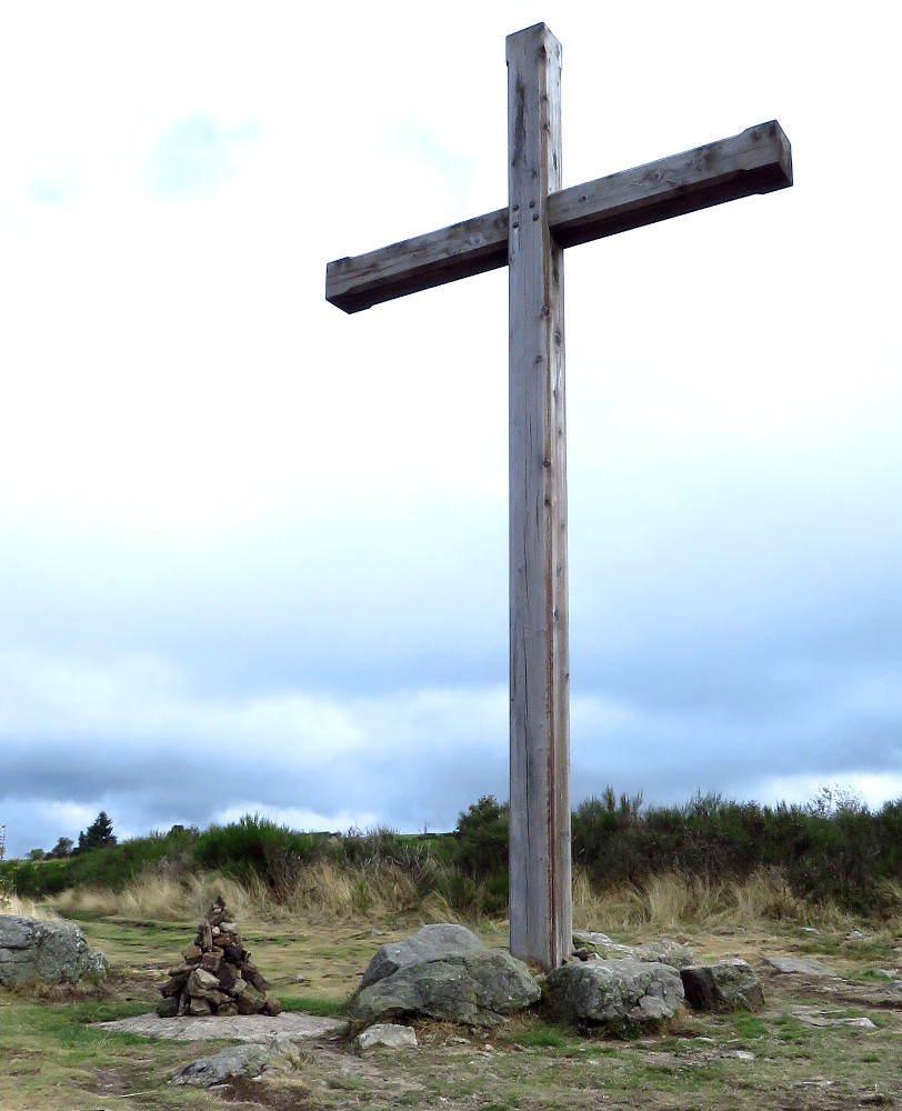 Le cairn et la croix de Chaussitre