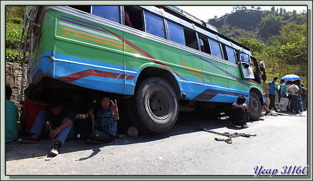 Blog de images-du-pays-des-ours : Images du Pays des Ours (et d'ailleurs ...), Entre Katmandou et Pokhara: accident vu de la voiture, un parmi tant d'autres (P. recadrée) - Népal
