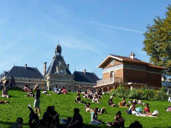 50 - Parc des Buttes-Chaumont (mairie du XIXe et pavillon)