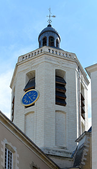 Photographie présentant la « tour de pierre », qui abrite le clocher de l'église.