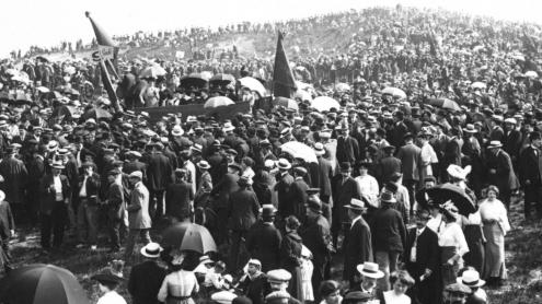 25 mai 1913, manifestation du Pré-Saint-Gervais contre les trois ans, tribune féminine (cliquer pour agrandir)