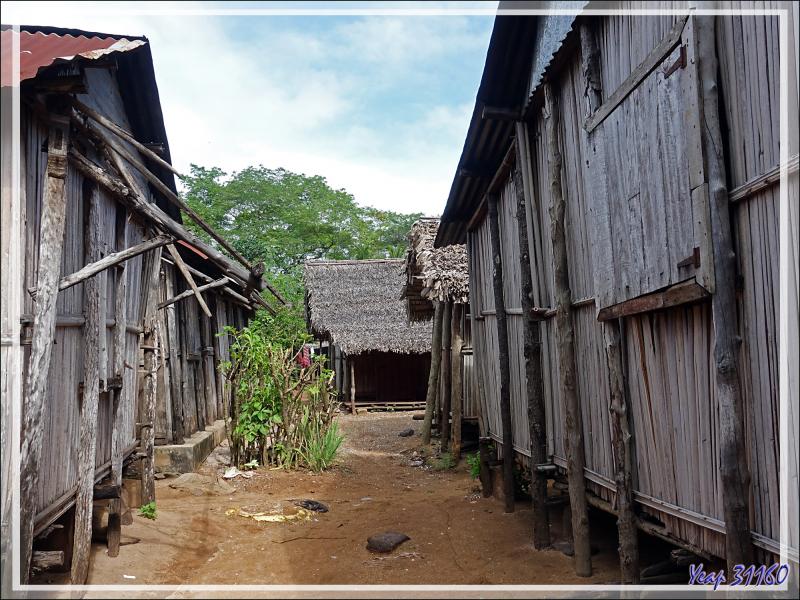 Dans les paisibles ruelles d'Antanambe - Nosy Sakatia - Madagascar