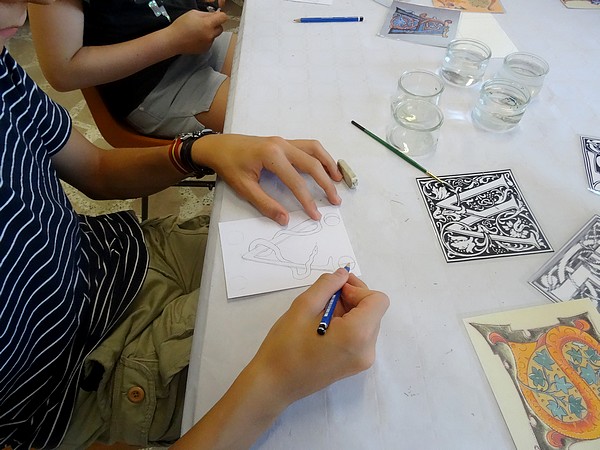 Une initiation à la calligraphie pour les enfants à la médiathèque de Laignes