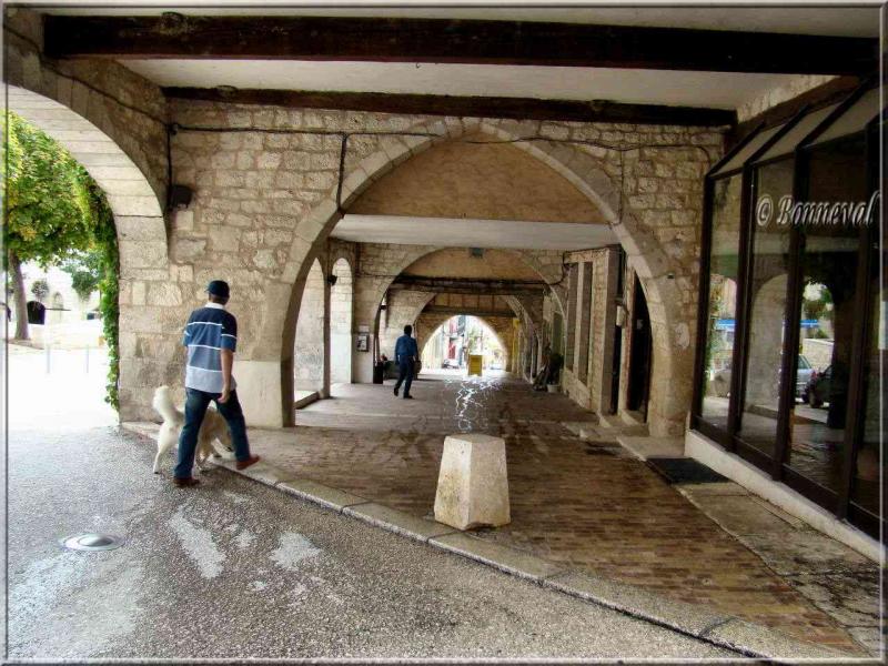 Monflanquin Lot-et-Garonne couverts autour de la place