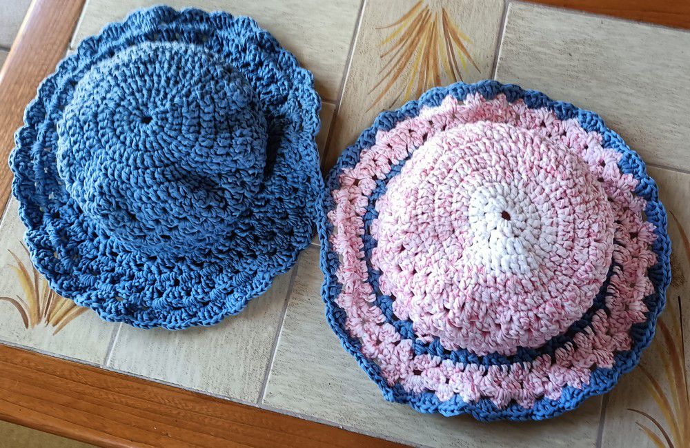 Deux chapeaux en raphia - juillet 2024...