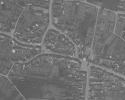 Crécy-sur-Serre - Centre-ville en 1986, le Monument aux morts à gauche, la Tour de Crécy à droite (remonterletemps.ign.fr)