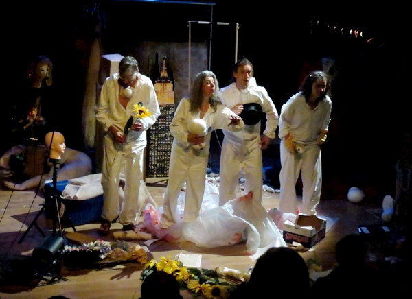 "Vivants Lézards", un spectacle vivant et ébouriffant, a éberlué les spectateurs salle Kiki de Montparnasse