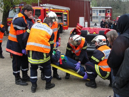Démonstrations des Sapeurs-Pompiers Châtillonnais en direction des élèves du Collège Fontaine des Ducs de Châtillon sur Seine...
