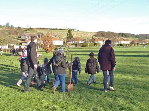 Plantation d'un arboretum à la Maison de la Forêt