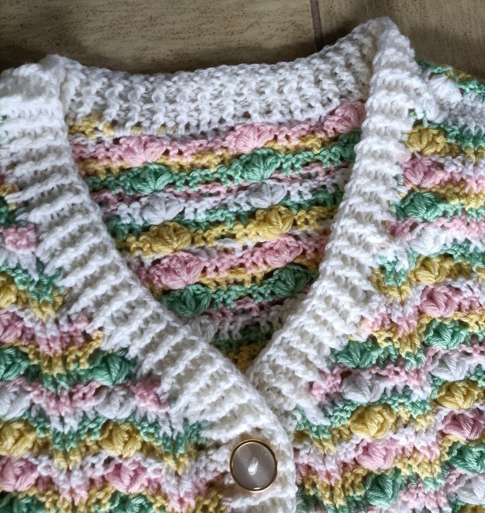 Une veste longue "sucre d'orge" au crochet...