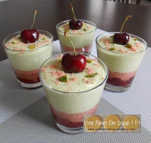 Verrine de cerises aux biscuits roses de Reims et mousse à la pistache