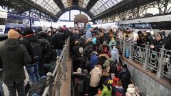 Le samedi 26 février, la gare de Lviv, bondée. De nombreuses personnes cherchent à fuir le pays. 