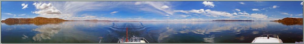 Panorama 360° sur le Lac Titicaca vu à la sortie de la baie de Puno, direction Île Taquile - Pérou 
