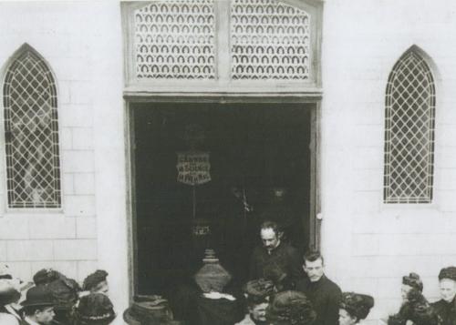 Enterrement - cerceuil du Père dans le porche du temple