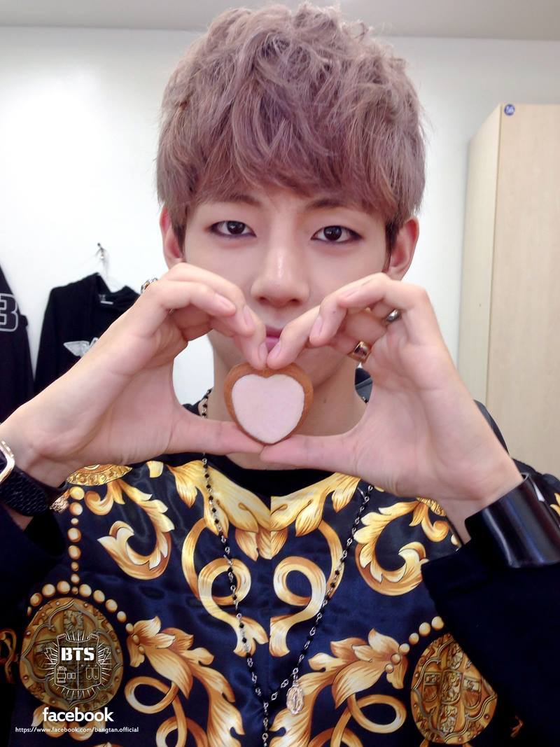 [FACEBOOK]
“ [대기실 비하인드] 130615 음악중심
하트 과자를 선물 받았뷔~‘v’
”
[BEHIND THE WAITING ROOM] 130615 Music Core
V who received a heart cookie as a present~
“ trans cr; Iraide @ bts-trans
© TAKE OUT WITH FULL CREDITS
”
