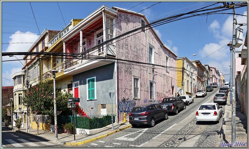 20/03/2022 suite : rues en pente, graffiti, architecture, fils électriques ....  - Valparaiso - Chili