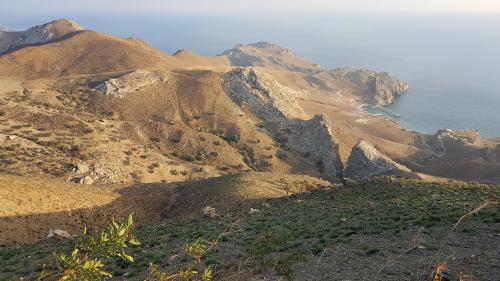 La montagne crétoise entre KALOI LIMENES et le cap TRAHOULAS