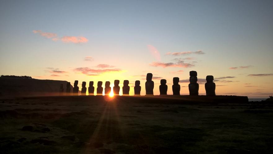 lever de soleil sur les 15 moais de l'ahu Tongariki