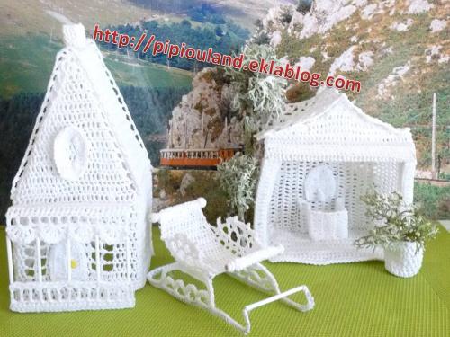 La suite de mon village blanc au crochet, cottage,traîneau et lavoir