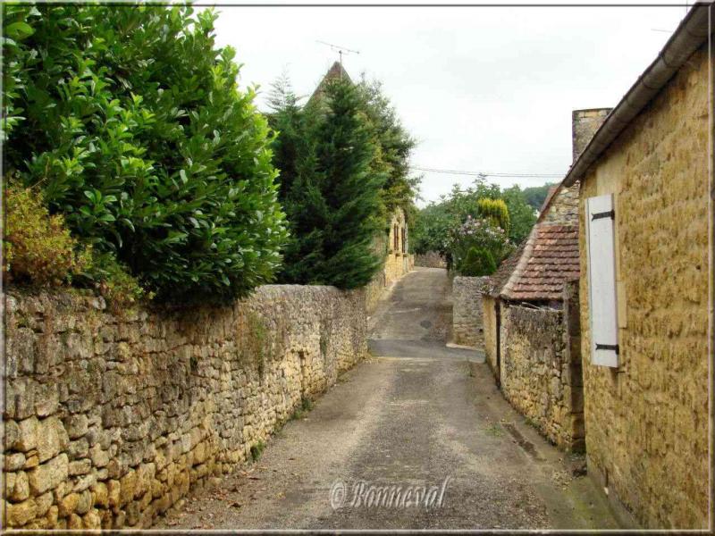 Domme Dordogne une rue calme de la bastide