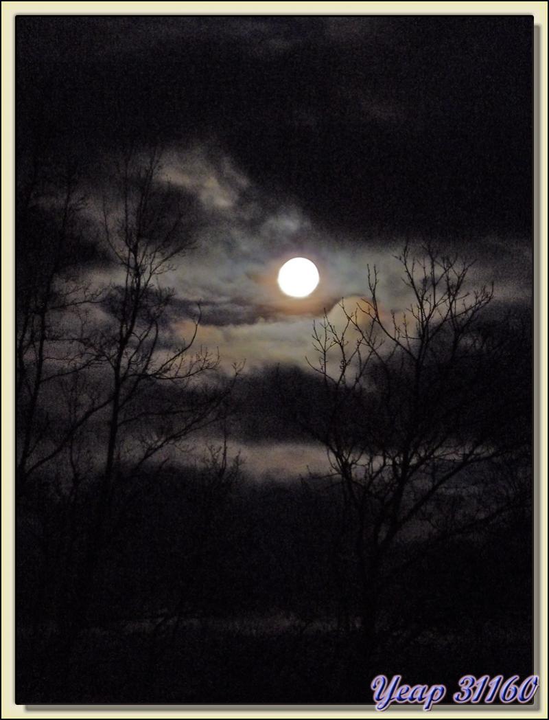 Hier: la Lune se couchait à l'ouest pendant que le jour se levait à l'est