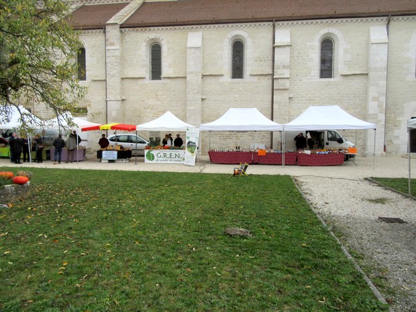 Un marché gourmand et des jeux dans la cour d'honneur du Musée du Pays Châtillonnais-Trésor de Vix